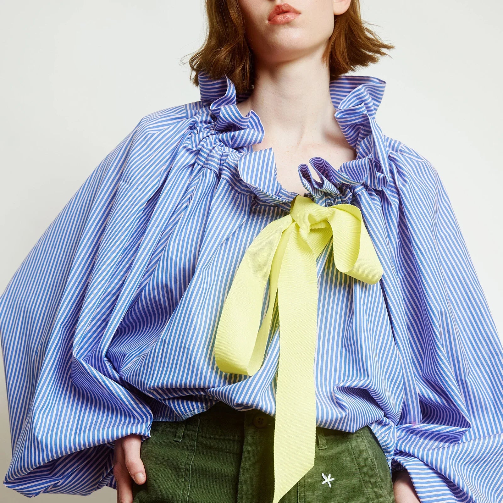 Women's blouse with puffed sleeves and fitted body