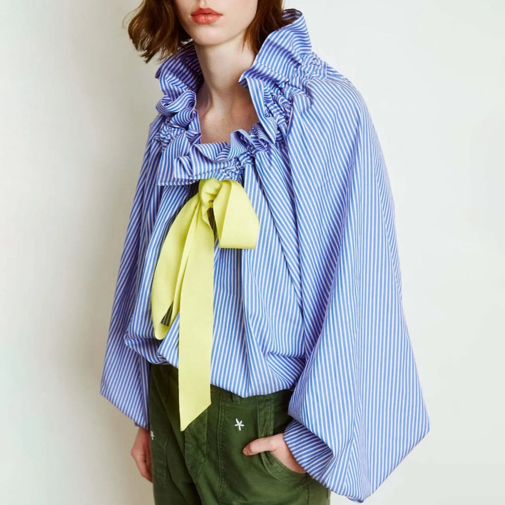 Women's blouse with puffed sleeves and fitted body
