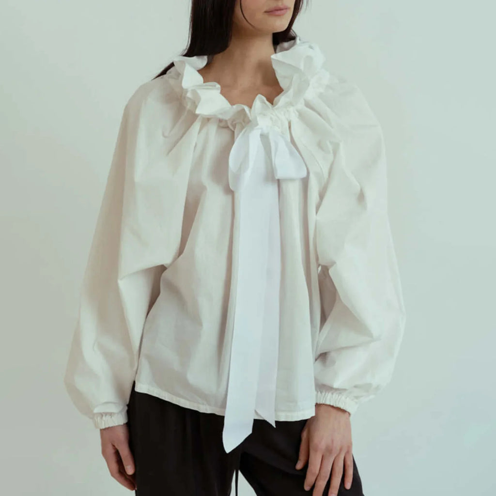 Women's blouse with puffed sleeves and fitted body