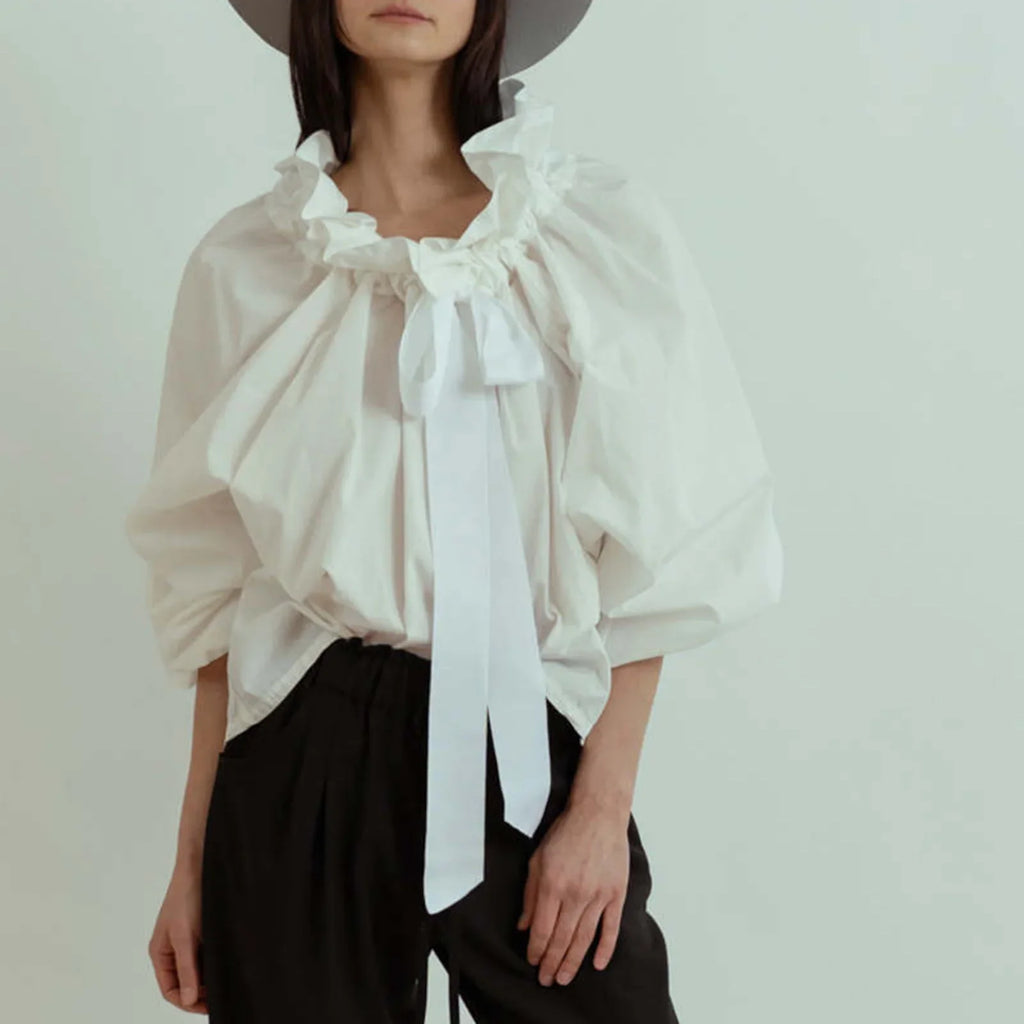 Women's blouse with puffed sleeves and fitted body