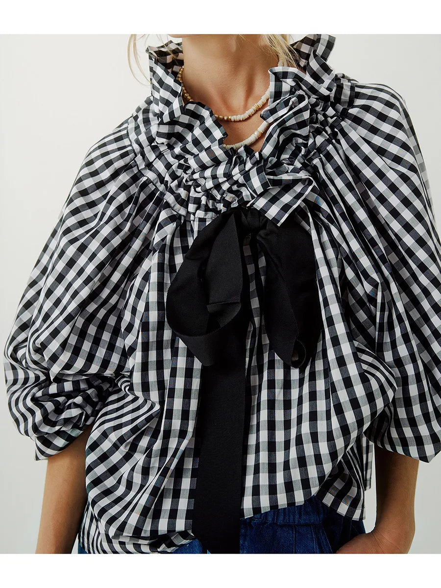 Women's blouse with puffed sleeves and fitted body