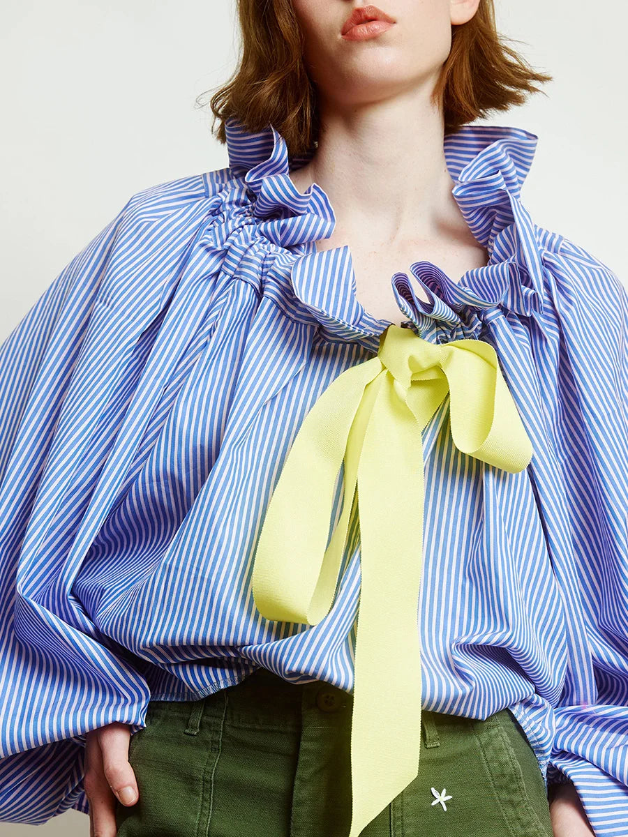 Women's blouse with puffed sleeves and fitted body