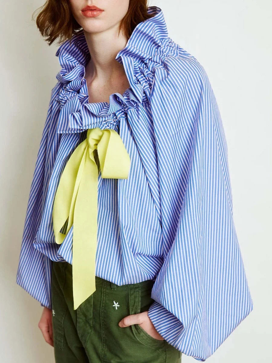 Women's blouse with puffed sleeves and fitted body