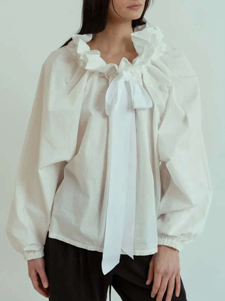 Women's blouse with puffed sleeves and fitted body