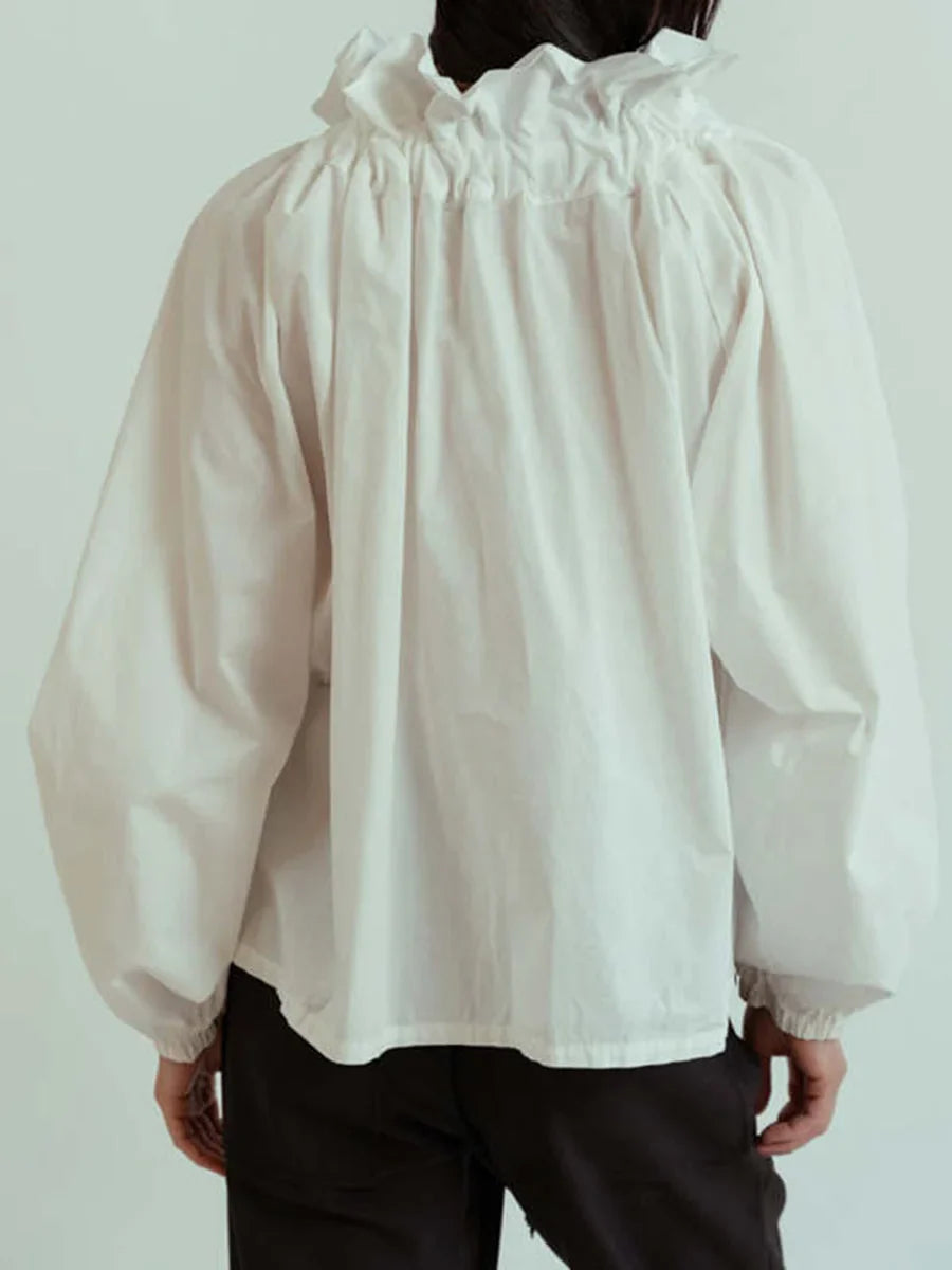 Women's blouse with puffed sleeves and fitted body