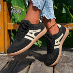 Women's retro low-top sneakers with lace-up front