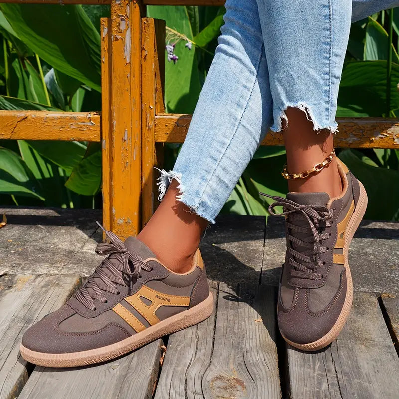 Women's retro low-top sneakers with lace-up front