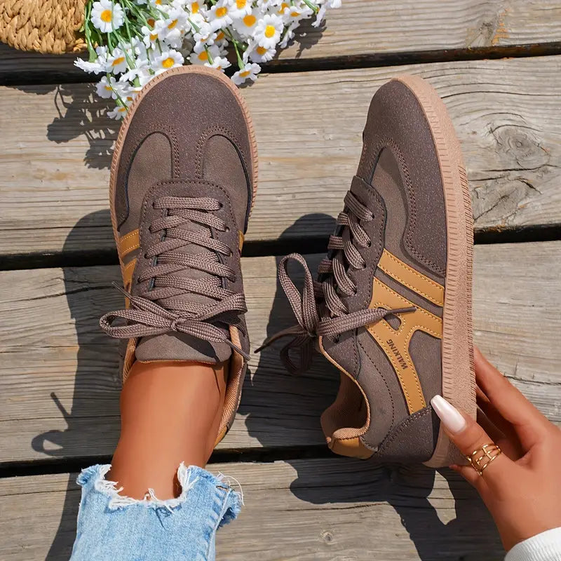 Women's retro low-top sneakers with lace-up front