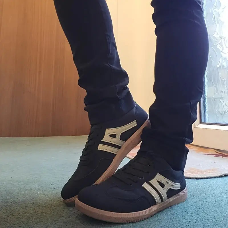Women's retro low-top sneakers with lace-up front
