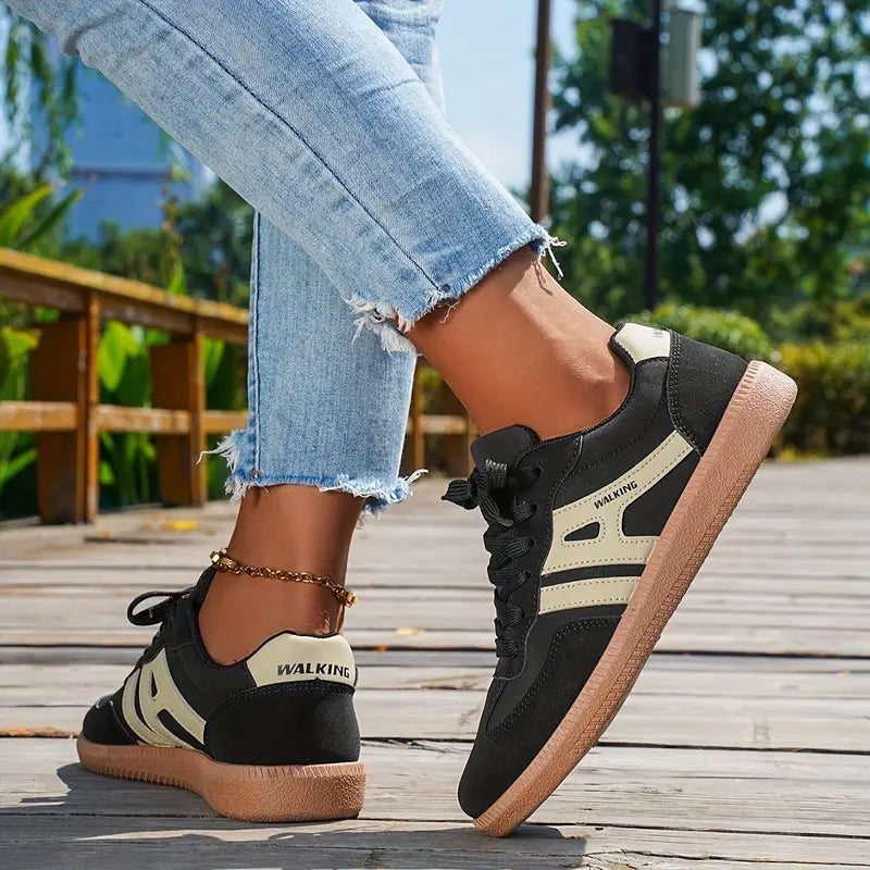 Women's retro low-top sneakers with lace-up front