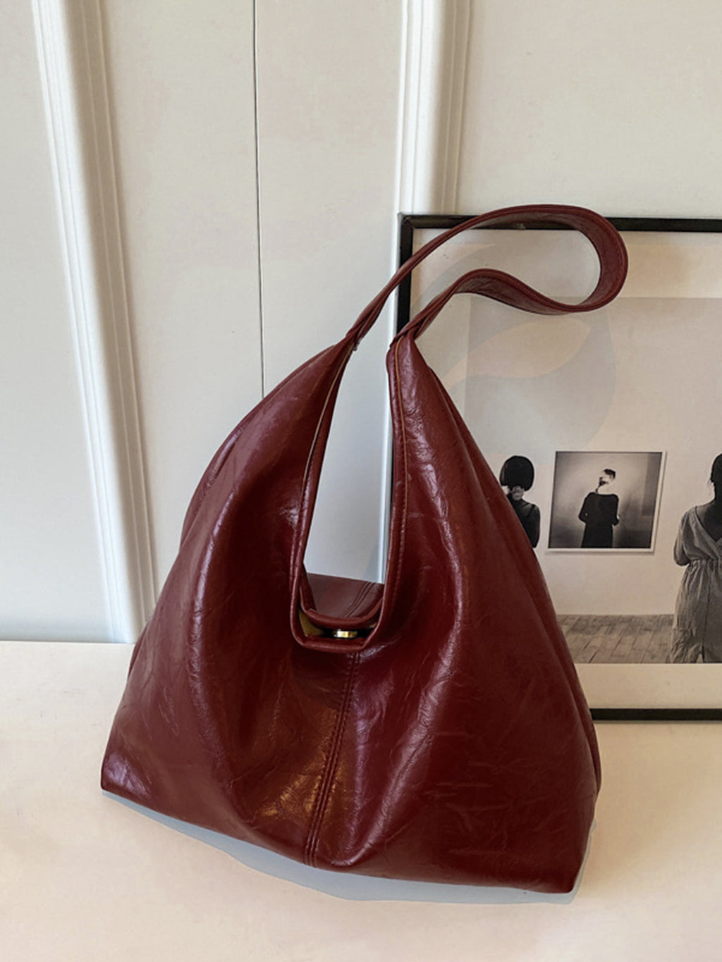 Women's glossy crinkle-finish hobo shoulder bag