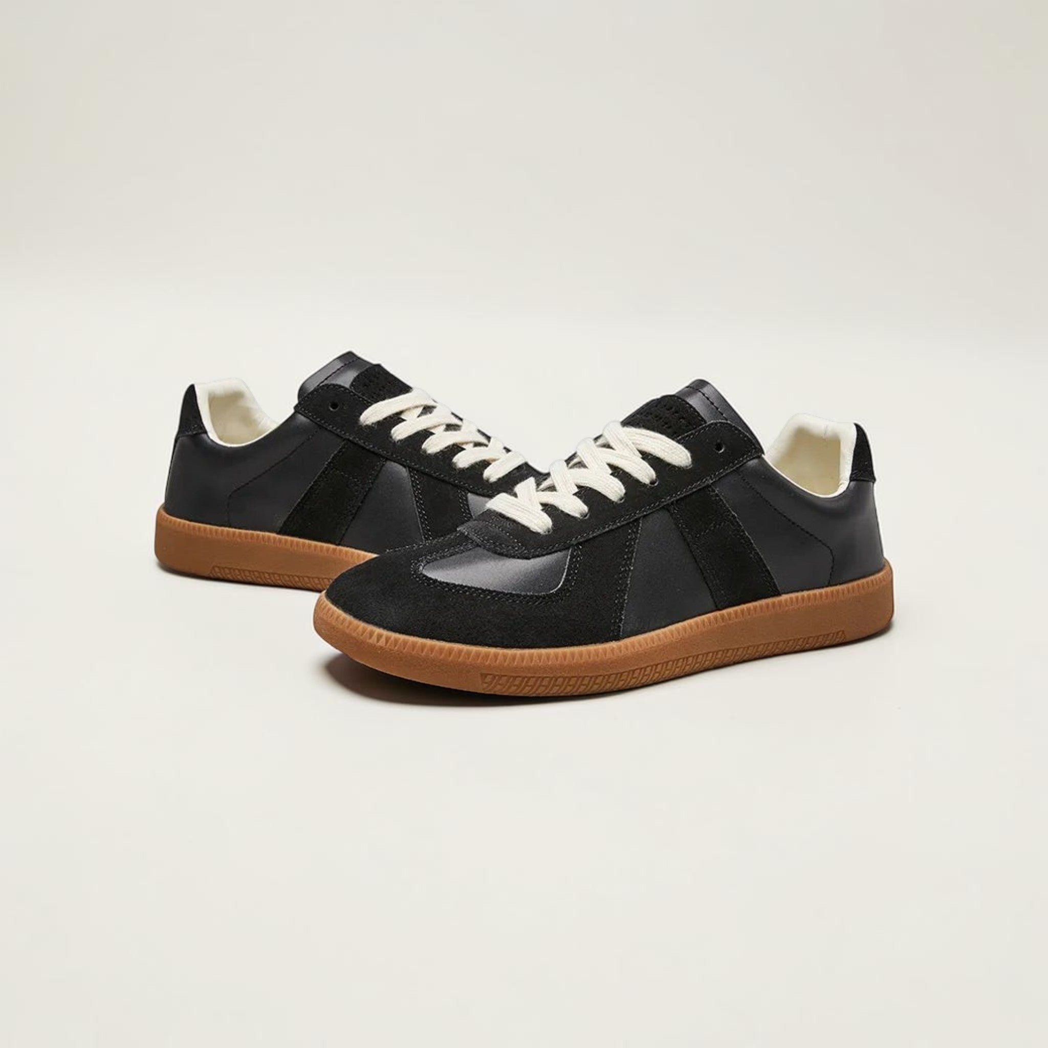 Women's lace-up sneakers with cushioned insole