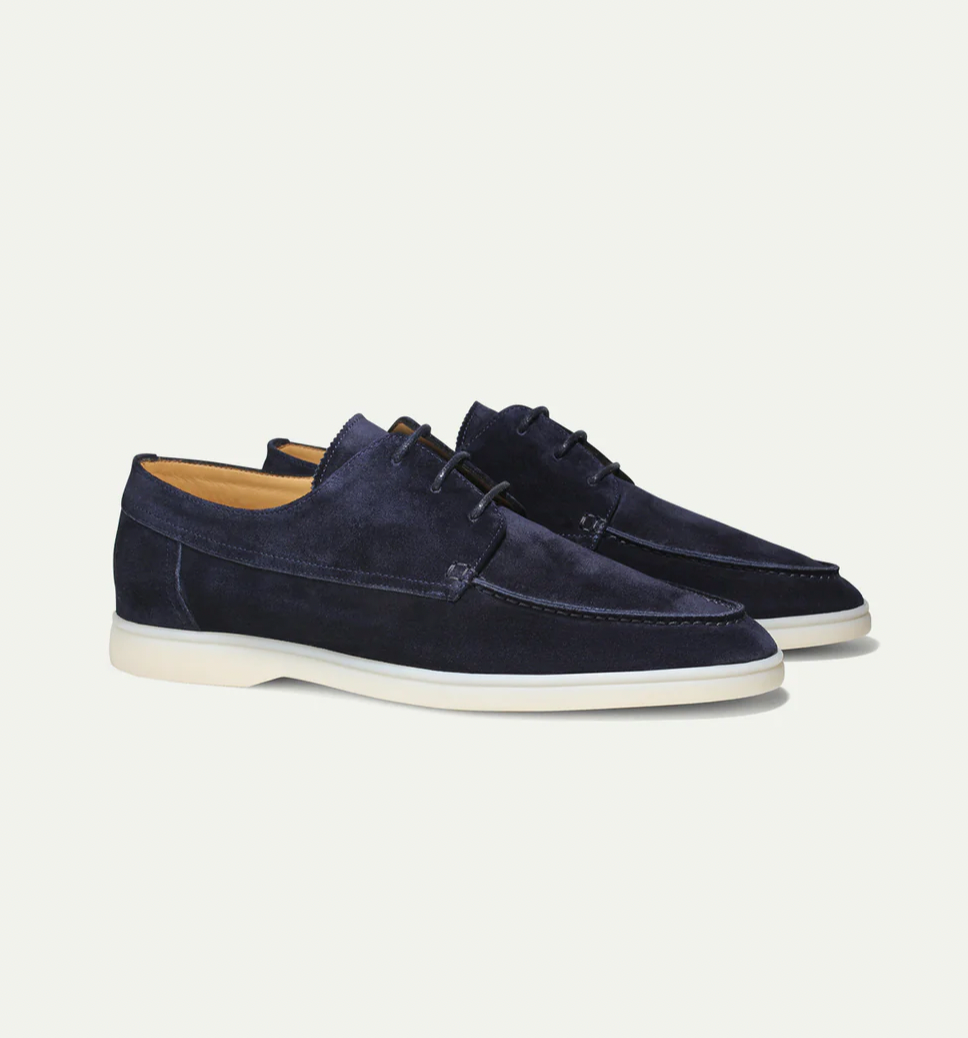 Men's lace-up walking shoes with low profile sole