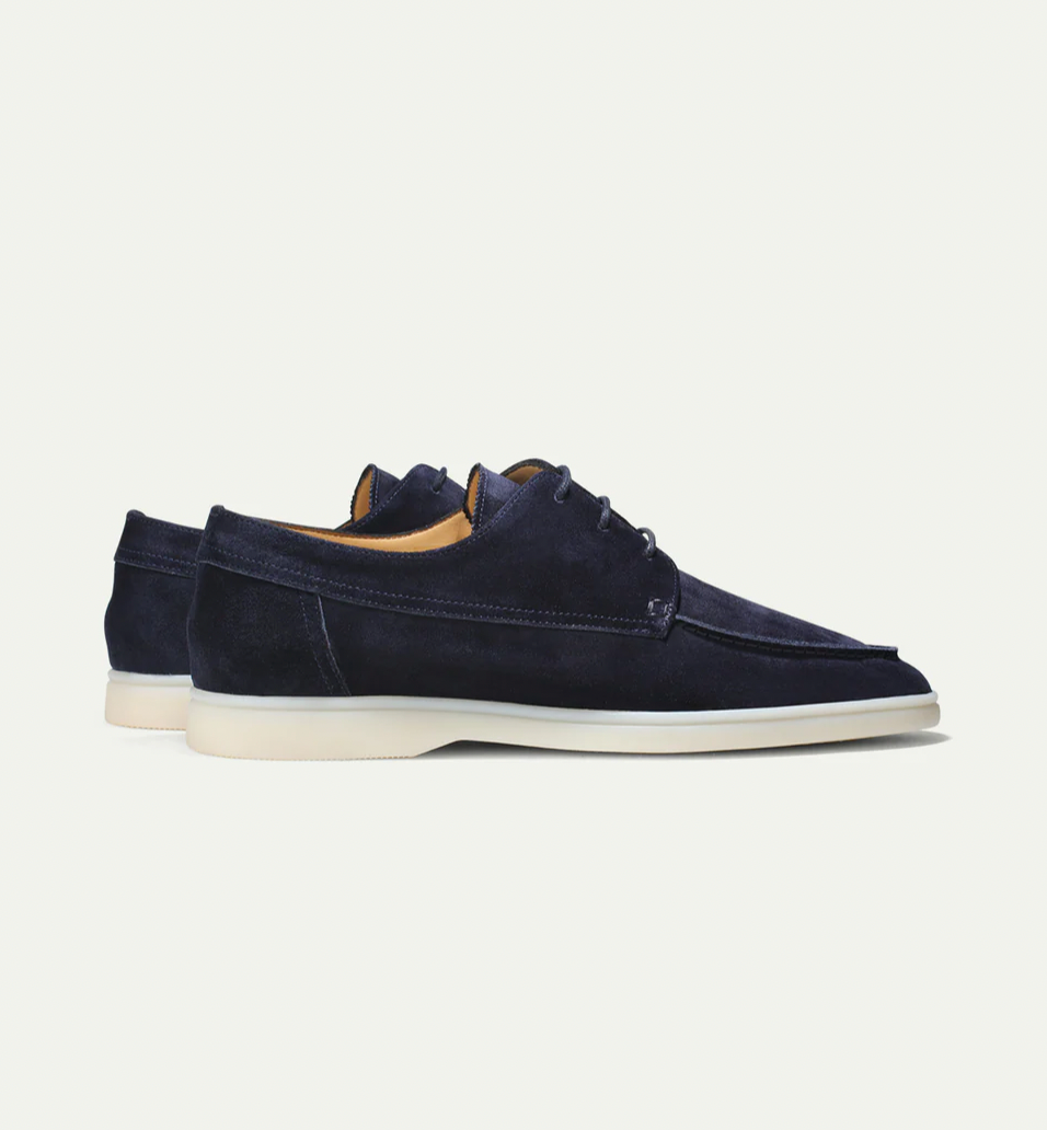 Men's lace-up walking shoes with low profile sole