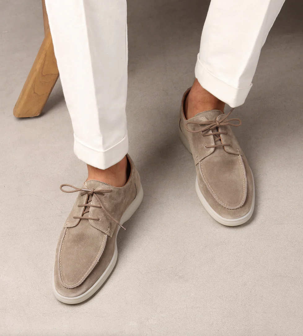 Men's lace-up walking shoes with low profile sole