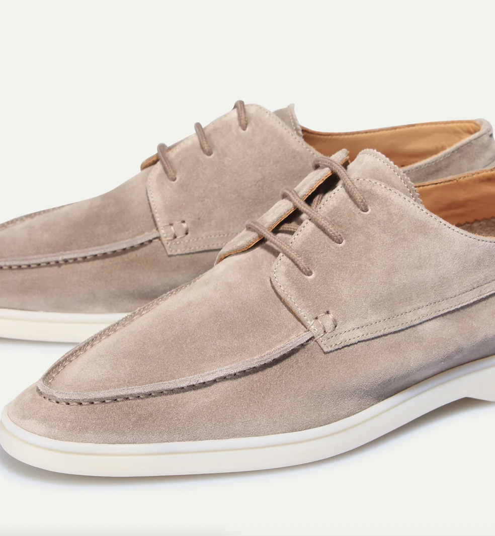 Men's lace-up walking shoes with low profile sole