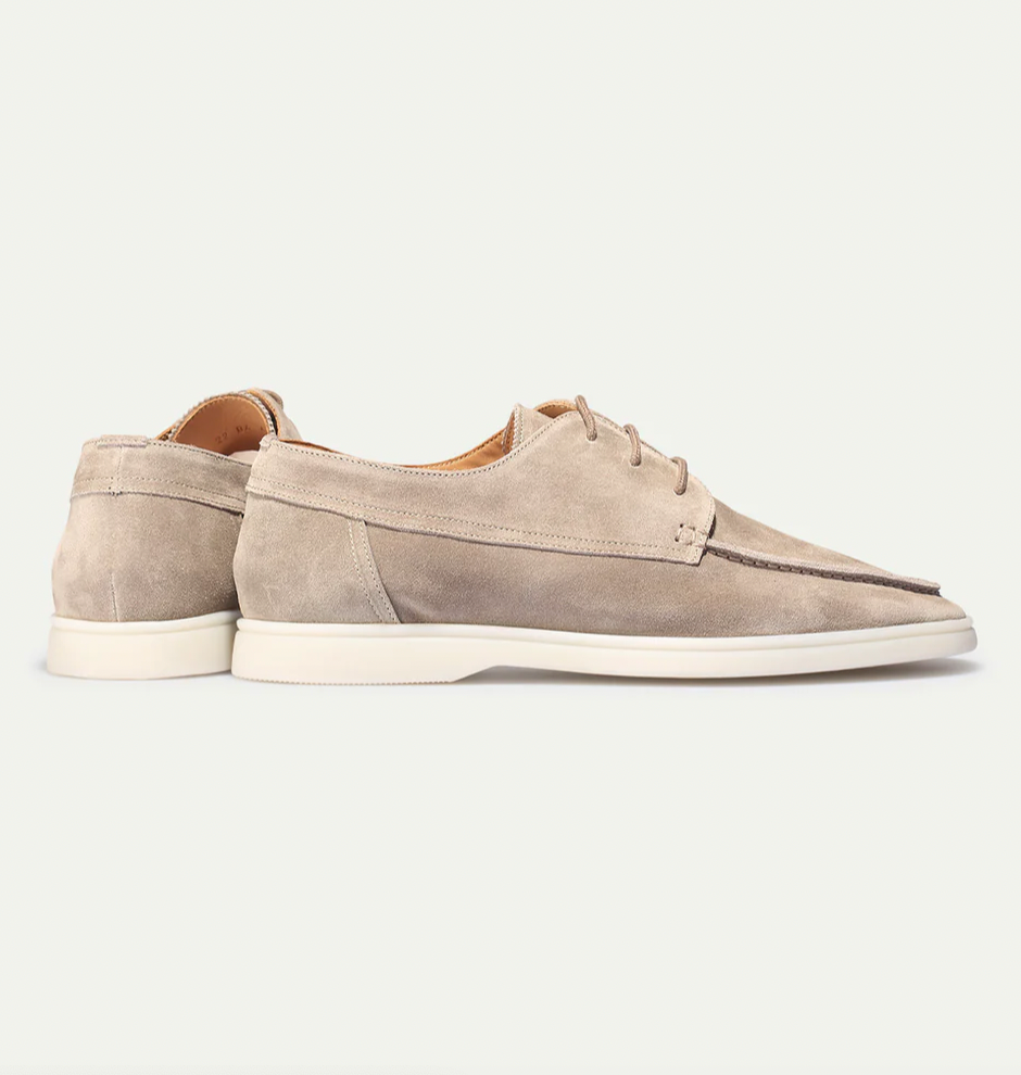 Men's lace-up walking shoes with low profile sole