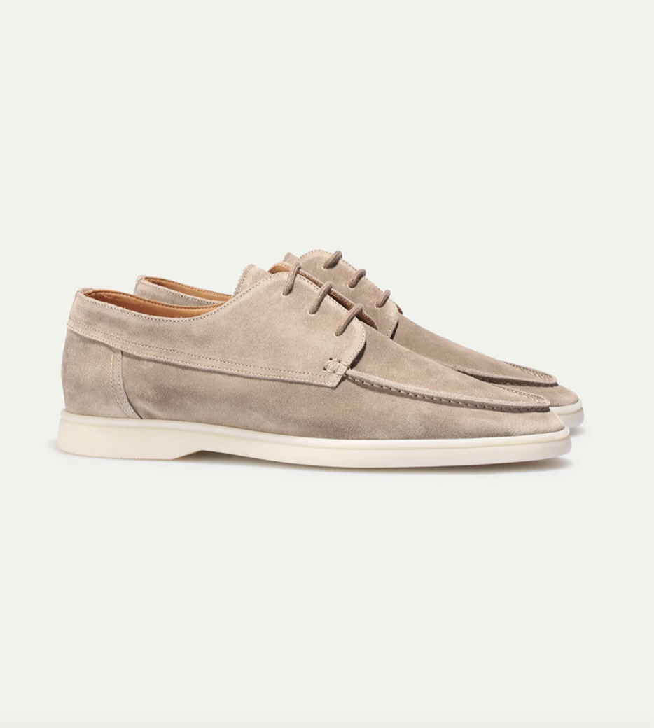 Men's lace-up walking shoes with low profile sole