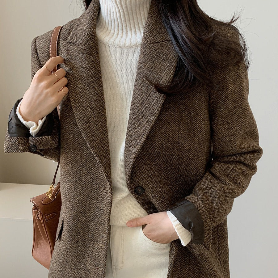 Women's longline tailored coat with button fastening