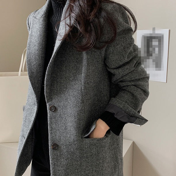 Women's longline tailored coat with button fastening