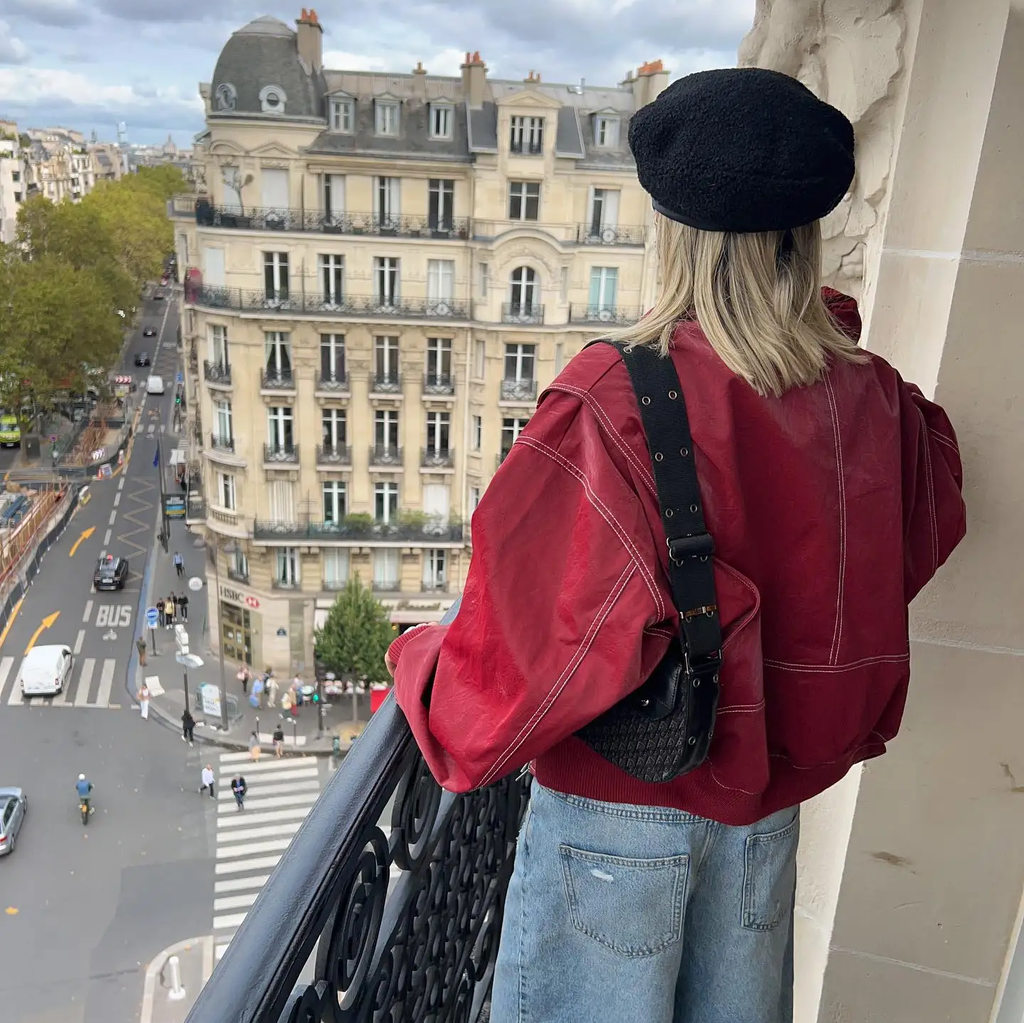 Women's oversized jacket with dropped shoulders and zip fastening