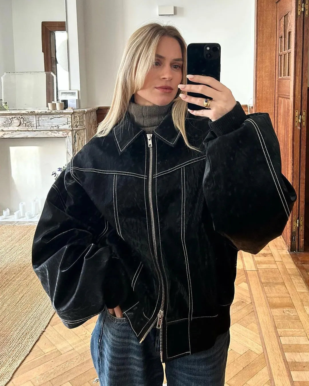 Women's oversized jacket with dropped shoulders and zip fastening