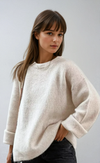 Women's oversized knit sweater with crewneck