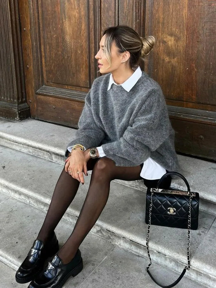 Women's oversized knit sweater with crewneck