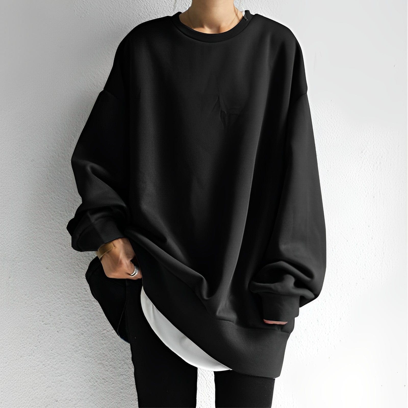 Women's oversized sweater with dropped shoulders and crew neck