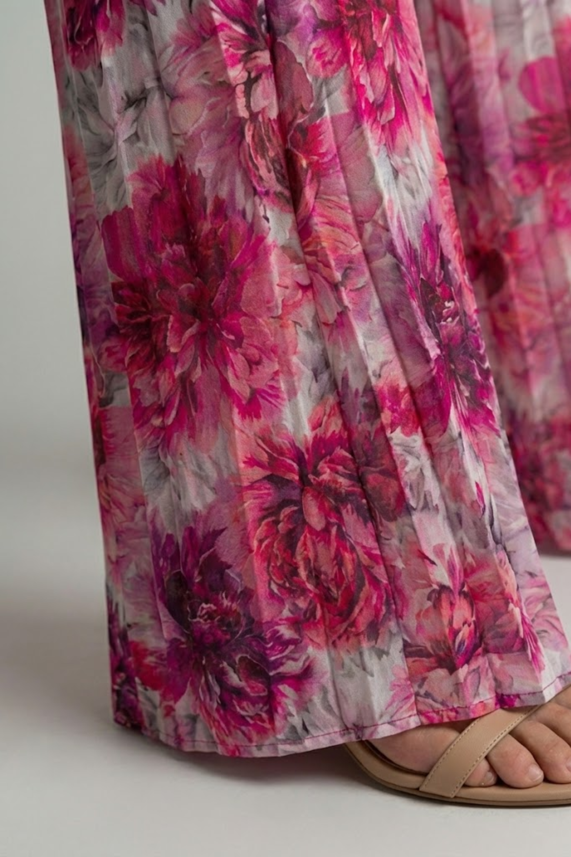 Women's two-piece set with wide-leg trousers and short top