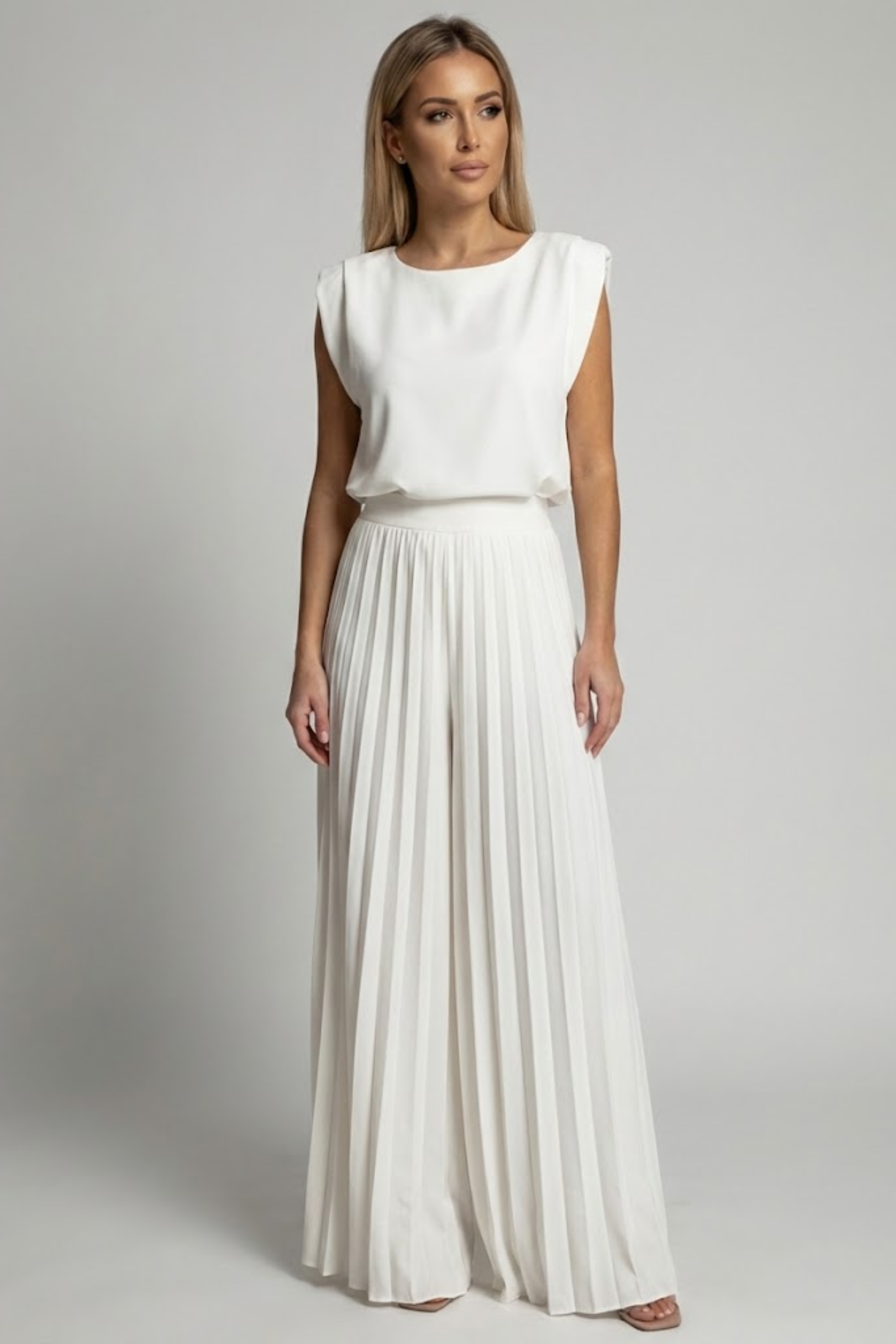 Women's two-piece set with wide-leg trousers and short top