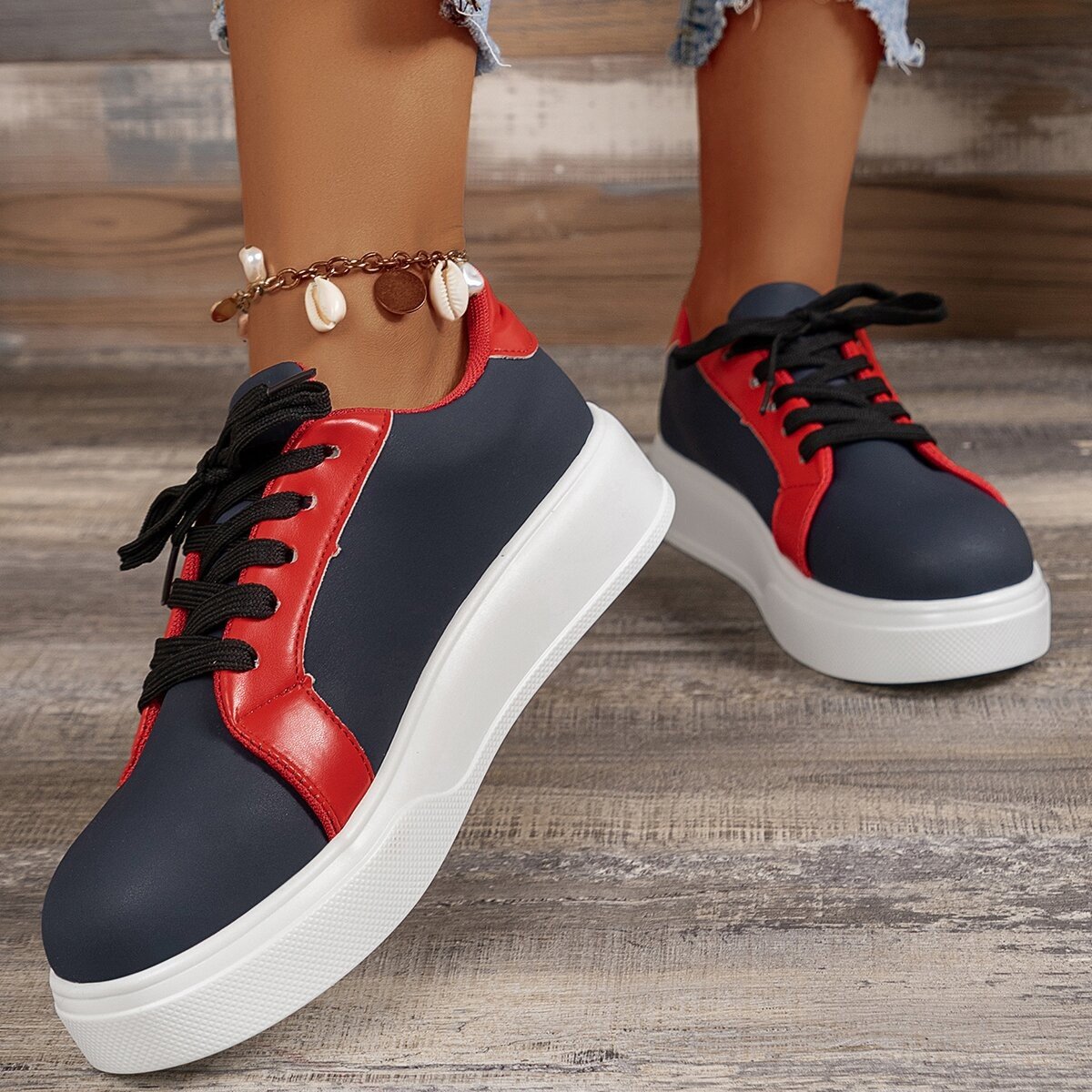 Women's two-tone low-top platform sneakers with lace-up front