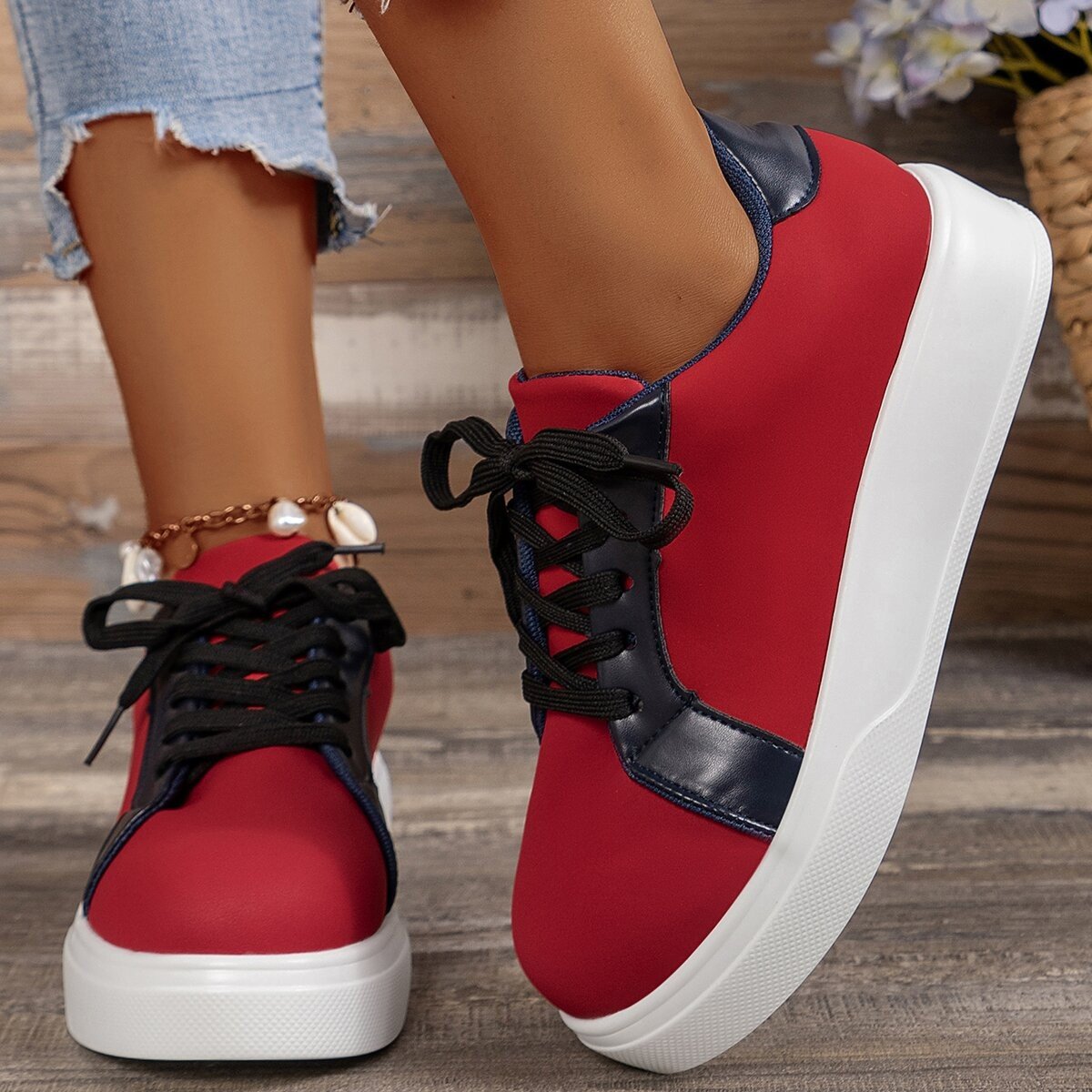 Women's two-tone low-top platform sneakers with lace-up front