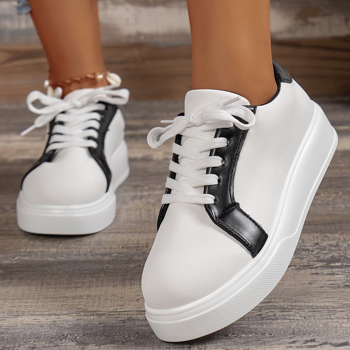Women's two-tone low-top platform sneakers with lace-up front