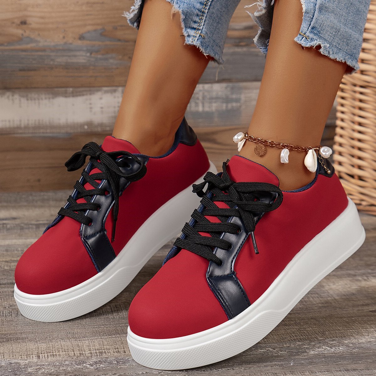 Women's two-tone low-top platform sneakers with lace-up front