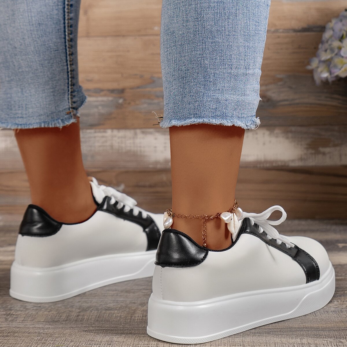 Women's two-tone low-top platform sneakers with lace-up front