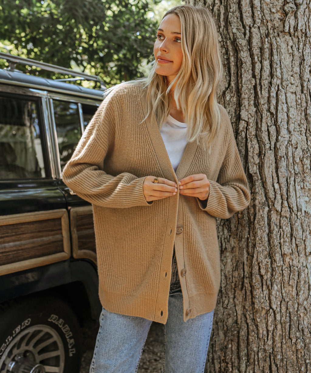 Women's V-neck cardigan with button fastening