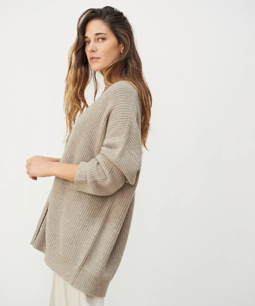 Women's V-neck cardigan with button fastening